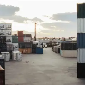 Αποθήκη εμπορευματοκιβωτίων σε εξαιρετικές τιμές